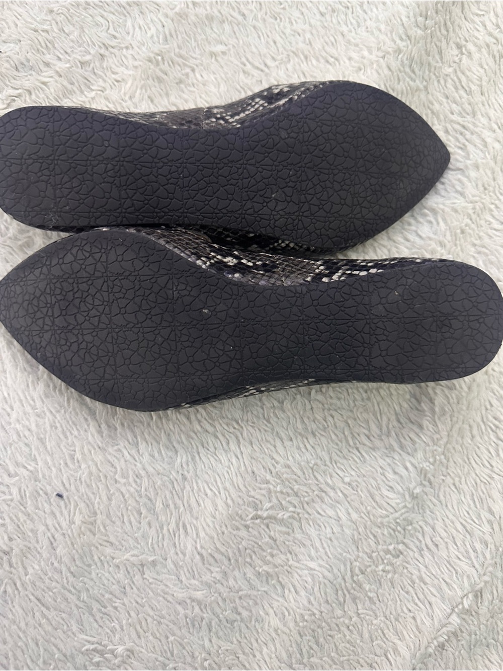 Steve Madden Women’s Snake-Print Pointed Toe Flats — Black/Gray Size 6M - Picture 5 of 5
